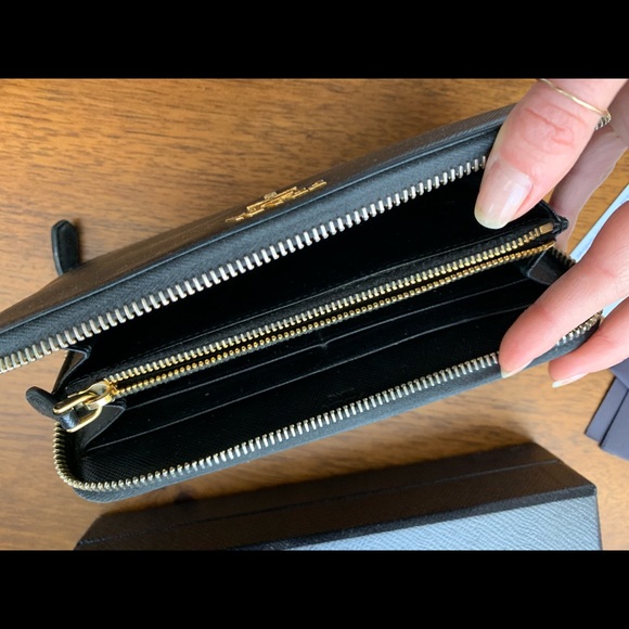 Prada Saffiano Leather Ziparpund Wallet Black - Picture 4 of 7